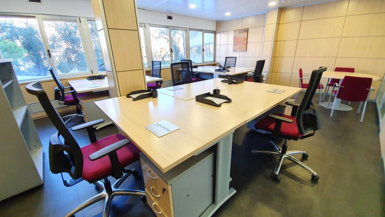Private office eight people with meeting table